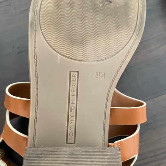 Tommy Hilfiger Tan Sandals with Gold Logo - Picture 6 of 7